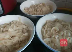 Illustration of how to make pickled cabbage noodles 4