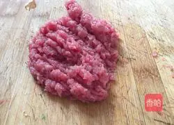 Illustration of how to make lean meat wontons with chives 1