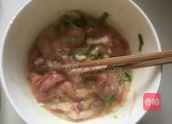 Illustration of how to make smooth pork noodles 1