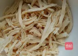 Illustration of how to make chicken shredded cold noodles 3