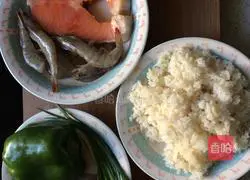 Illustration of how to make salmon, green pepper and onion fried rice 1