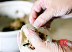 Illustration of how to make celery and pork stuffed buns 5