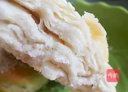 Illustration of cutting the edges of sesame cakes 15