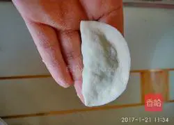 Illustration of how to make leek, egg and shrimp dumplings 15