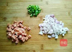 Illustration of how to make onion and ham fried rice 2