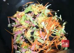 Illustration of how to make fried noodles with eggs, ham and vegetables 3