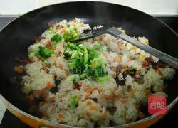 Illustration of how to make fried rice with beef, vegetables and eggs 8