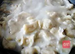 Illustration of how to make Yuhuang mushroom and pork dumplings 21