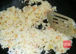 Illustration of how to make mung bean sprouts and egg fried rice 11