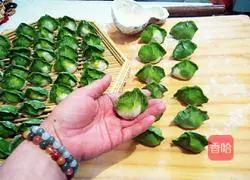 Illustration of how to make green shepherd's purse dumplings 8