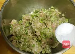 Illustration of how to make celery and pork dumplings 4