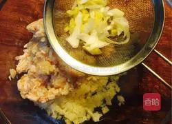 Illustration of how to make steamed water chestnut chicken cake 7