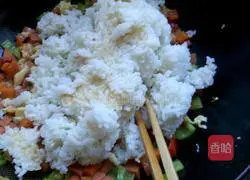 Illustration of how to make colorful fried rice 7