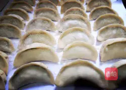 Illustration of how to make dumplings stuffed with three delicacies from Northeast China 6