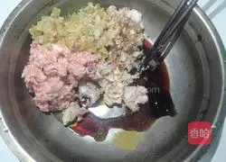 Illustration of how to make dumplings stuffed with pork and pickled cabbage 5