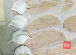 Illustration of how to make three fresh dumplings 8