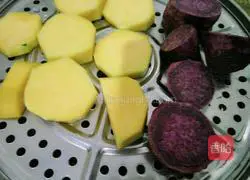 Illustration of how to make pumpkin and purple potato blossom steamed buns 3