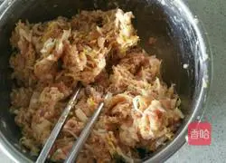 Illustration of how to make Northeastern sauerkraut dumplings 5