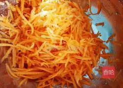 Illustration of how to make carrot egg pancake 1