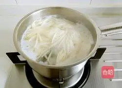 Illustration of how to make fried noodles with secret sauce 3