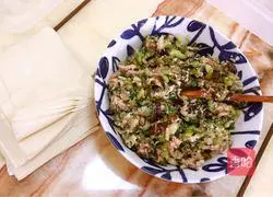 Wontons with vegetables and meat in clear soup Illustration of how to do it 1