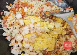 Illustration of how to make shrimp and egg fried rice 11