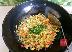 Illustration of how to make colorful fried rice 10