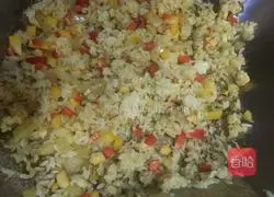 Illustration of how to make diced chicken fried rice 9