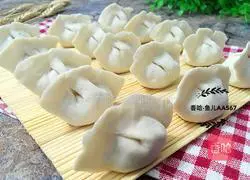 Illustration of how to make dumplings stuffed with pork and green pepper 17