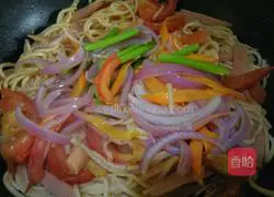 Illustration of how to make fried noodles with tomatoes and onions 6