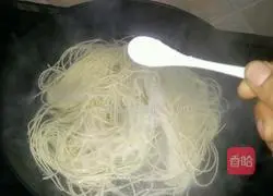 Illustration of how to make fried noodles with shredded pepper and pork slices 6