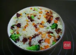 Illustration of how to make fried rice with beef, vegetables and eggs 10