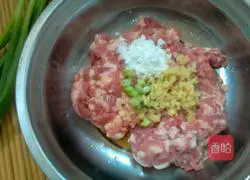 Illustration of how to make pork dumpling stuffing 2