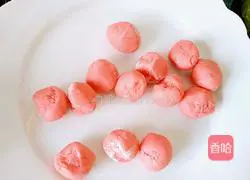 Illustration of how to make red flower steamed buns 5