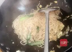 Illustration of how to make fried onion noodles 5