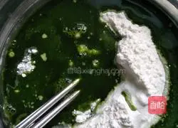 Illustration of how to make spinach juice egg pancake 2