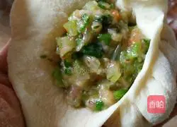 Illustration of how to make celery and pork buns 8