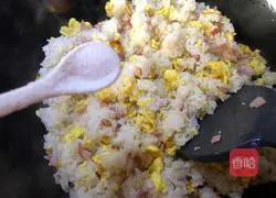 Illustration of how to make ham and egg fried rice 9