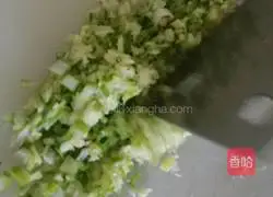 Illustration of how to make pork and zucchini dumpling stuffing 3