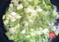 Illustration of how to make fried rice with onion, fragrant and ha large grains and mushroom sauce 4