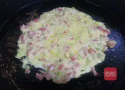 Illustration of how to make sausage and egg breakfast cake 10