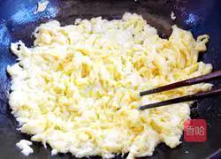 Illustration of how to make egg, fennel and steamed buns 6