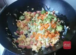 Illustration of how to make colorful egg fried rice 7