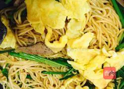 Illustration of how to make stir-fried noodles with leek seedlings, foie gras and eggs 13