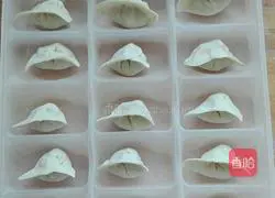 Illustration of how to make pork and sophora flower dumplings 21