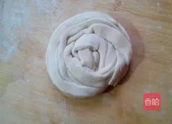 Illustration of how to make spiral noodle cake 8