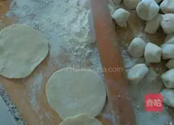 Illustration of how to make pork and mushroom dumplings 7