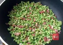 Illustration of how to make cowpea bacon soy sauce fried rice 4