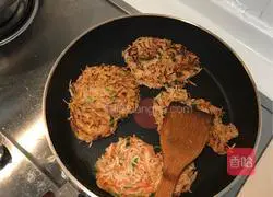 Illustration of how to make spiced potato pancakes 7