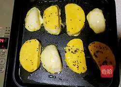 Illustration of how to make golden steamed bun slices (electric baking pan version) 7